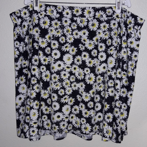 Joe Boxer Dresses & Skirts - Joe Boxer Skirt 3x Daisy Black Yellow Stretch
